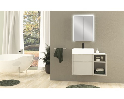 Modernes Badezimmer mit Badewanne, Waschtisch und Spiegelschrank mit Beleuchtung.