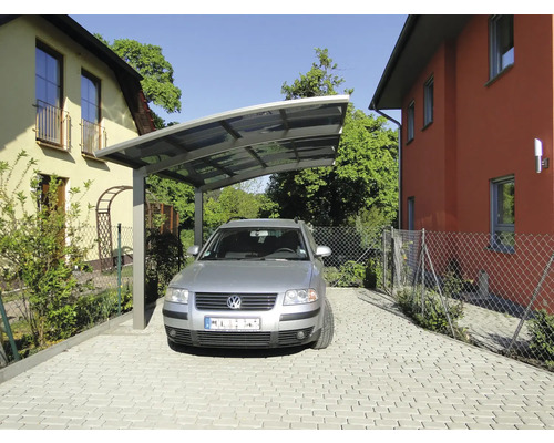 Auto unter einem Carport zwischen zwei Wohnhäusern