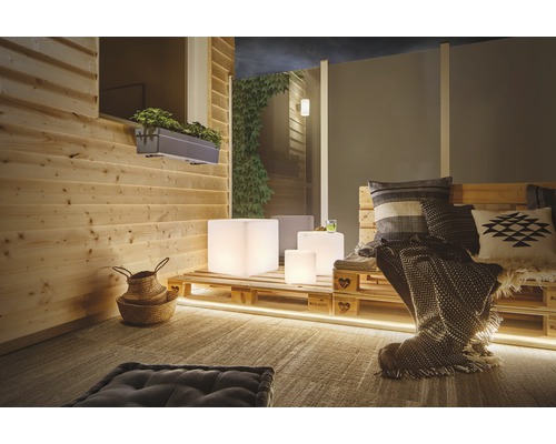 Terrasse confortable avec revêtement en bois, meubles en palettes et éclairage d''ambiance