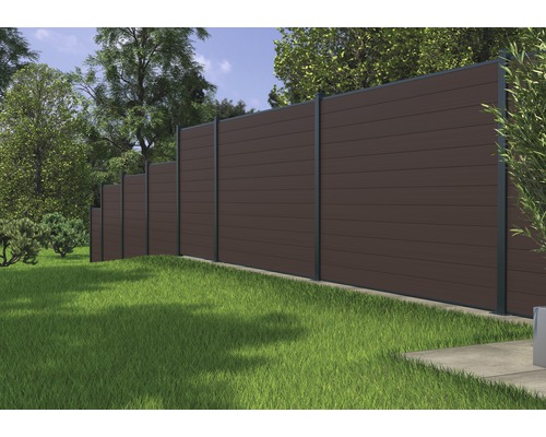Vue de jardin avec clôture d''intimité en bois