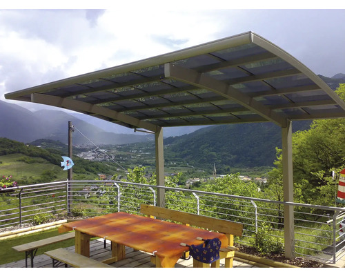 Überdachter Sitzbereich mit Tisch und Bänken im Außenbereich.