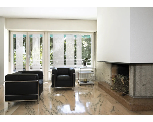 Helles Wohnzimmer mit Sesseln, Fensterdekoration und Kamin