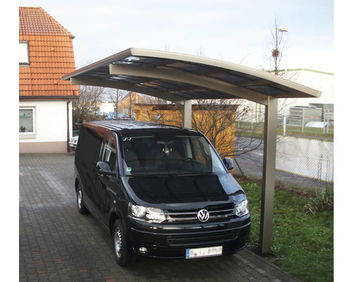 Modernes Carport mit einem parkenden Lieferwagen