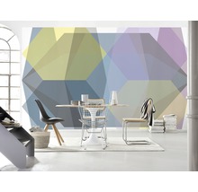 Wohnraum mit geometrischer Mustertapete, Esstisch und Stühlen.