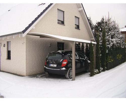 Carport am Haus im Winter mit Schnee