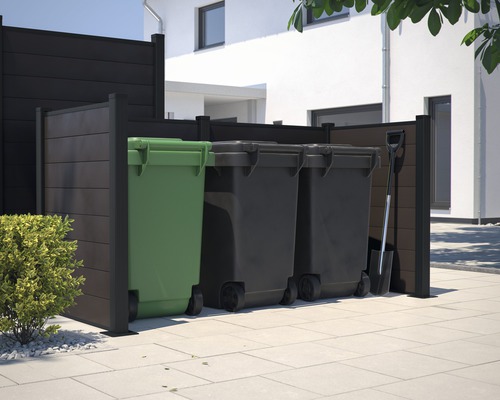 Cache-poubelle avec trois poubelles et une pelle dans le jardin