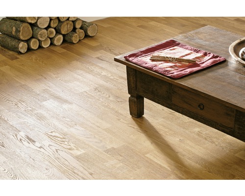 Innenraum mit Holzboden, Couchtisch und Holzstapel