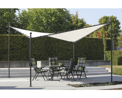 Gartenszene mit Sonnensegel, Gartentisch und Gartenstühlen mit Polstern