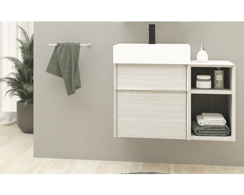 Modernes Badezimmer mit Waschtisch, Handtuch und Dekoration.