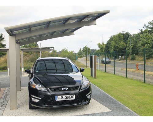 Carport mit einem schwarzen Auto darunter