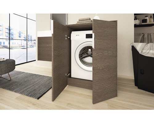 Waschmaschine in einem Badezimmerschrank mit Holztüren