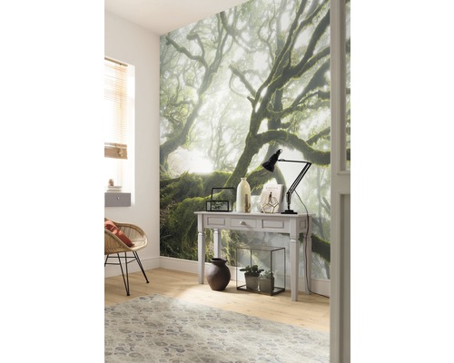 Pièce décorative avec papier peint photo, table et tapis pour une ambiance chaleureuse