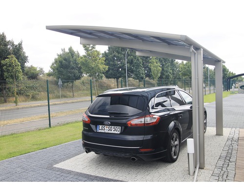 Auto unter einem Metall Carport