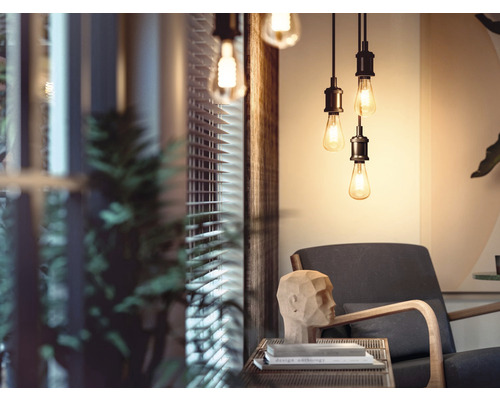 Salon avec suspensions au-dessus du fauteuil et de la table d''appoint