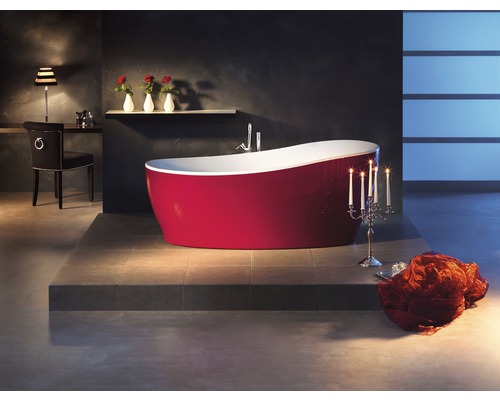 Freistehende Badewanne in Rot und Weiss in Badezimmeratmosphäre.