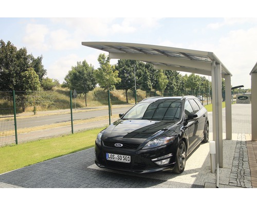 Ein Auto parkt unter einem Carport.