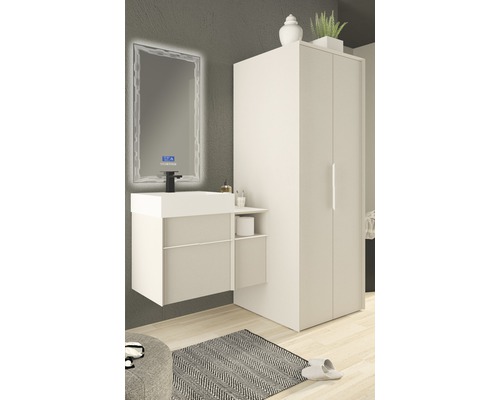 Badezimmer mit Waschtisch, Spiegel, Regal und Hochschrank