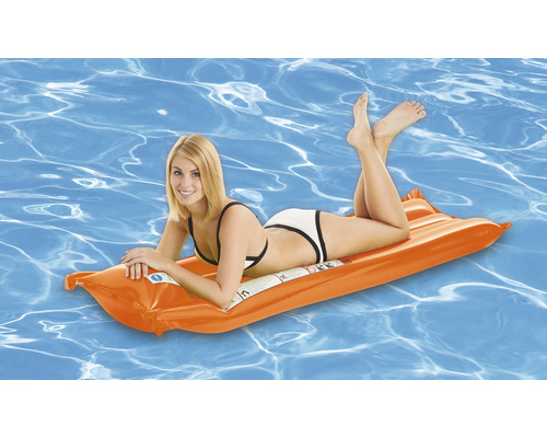 Femme sur un matelas pneumatique dans l''eau