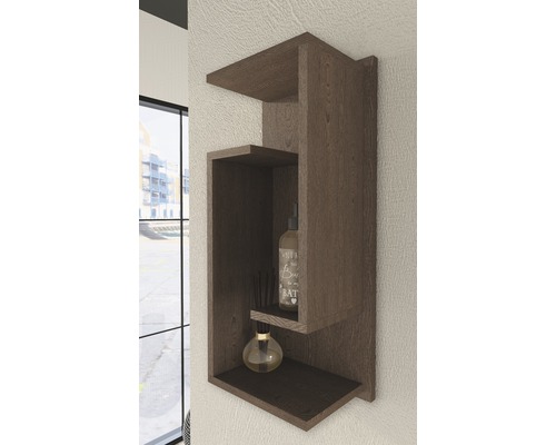 Étagère murale avec trois tablettes pour ranger les articles de salle de bain.