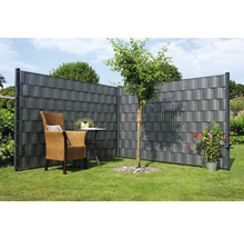 Jardin avec pare-vue, chaise et table sur pelouse