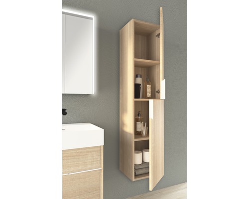 Salle de bains avec meuble sous-lavabo et armoire suspendue ouverte