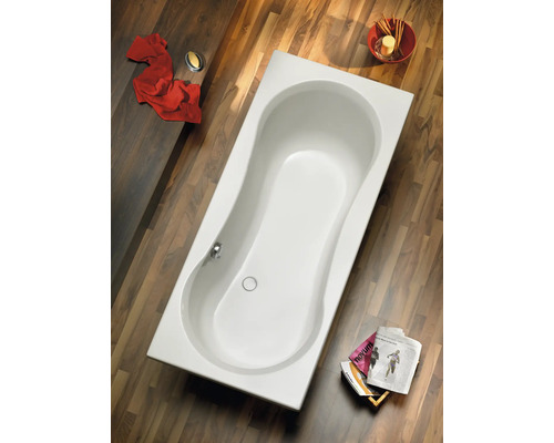 Baignoire rectangulaire en acrylique sanitaire dans un environnement de salle de bains