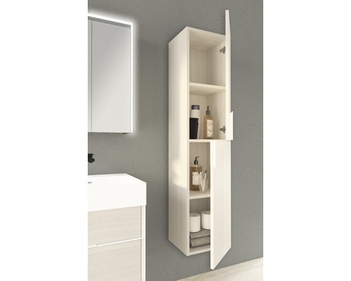 Salle de bains avec armoire suspendue ouverte pour le rangement