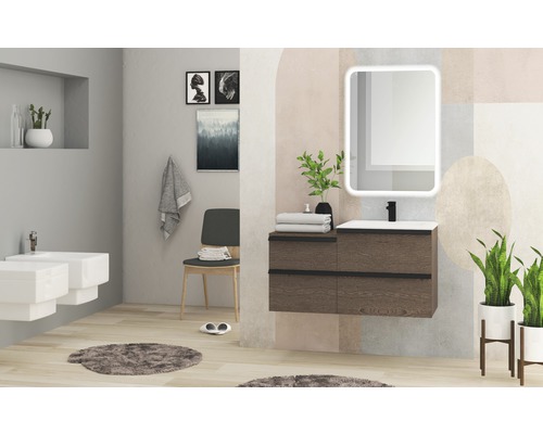 Salle de bain moderne avec meuble-lavabo, miroir, bidet et décorations pour une ambiance élégante