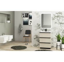Salle de bain avec lavabo, miroir, bidet, chaise et décorations pour un aménagement élégant.