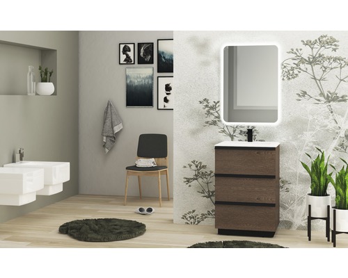 Helles Badezimmer mit Waschtischunterschrank, Spiegel, Bidet und Dekorationen für ein modernes Ambiente.