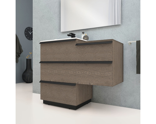 Badezimmer mit Waschtischunterschrank, Waschbecken und Spiegel