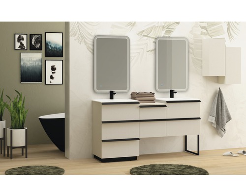 Badezimmer mit Doppelwaschtisch, beleuchteten Spiegeln und dekorativen Elementen