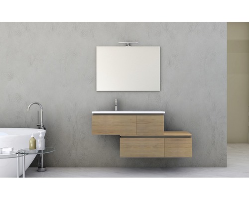 Scène de salle de bains avec meuble sous-lavabo en bois et miroir mural