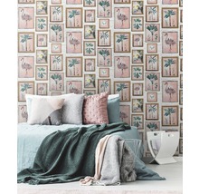 Chambre avec lit et papier peint à motifs de cadres de flamants roses et de palmiers
