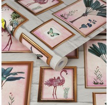 Papier peint avec motifs encadrés représentant un toucan, un papillon et des flamants roses