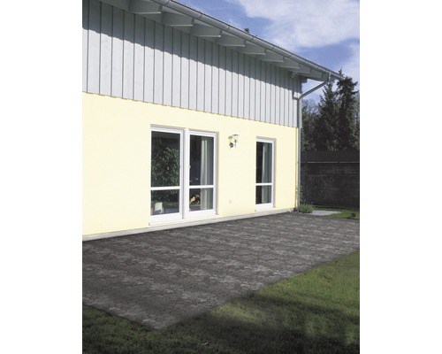 Vue extérieure d''une maison avec terrasse pavée