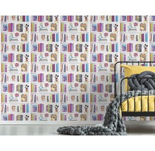 Szene eines Kinderzimmers mit einer Tapete, die ein Bücherregal mit Disney Motiven darstellt, ergänzt durch ein Bett mit grauer Tagesdecke