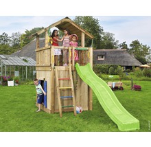 Tour de jeu en bois avec toboggan, échelle et enfants dans le jardin