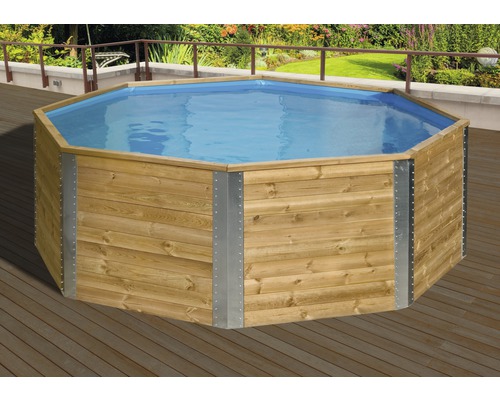 Piscine hexagonale en bois dans le jardin