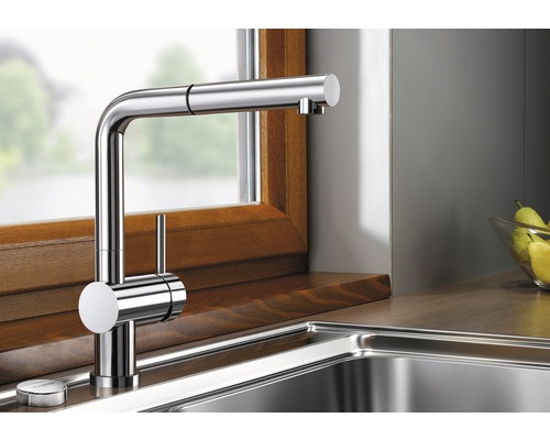 Robinet de cuisine avec douchette extractible sur l''évier