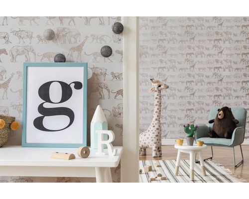 Chambre d''enfant avec papier peint à motifs d''animaux, bureau, chaise et jouets