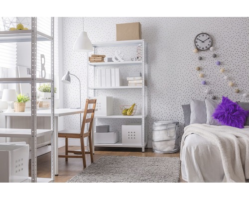 Aménagement d''une pièce lumineuse avec des étagères, un bureau et un lit