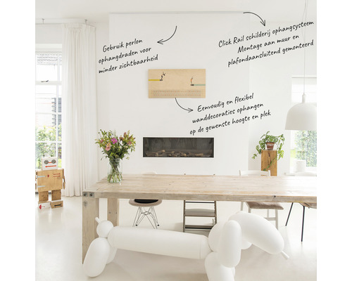 Pièce lumineuse avec système d''accrochage de tableaux, permettant d''accrocher des décorations murales facilement et de manière flexible.