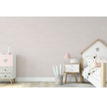 Kinderzimmer mit Wolkenmuster-Tapete, Bett und Möbeln.