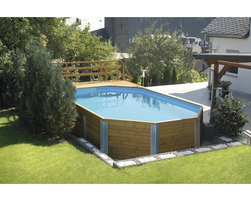 Piscine hors sol avec revêtement en bois et terrasse dans le jardin