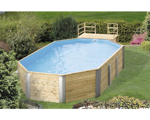Piscine hors sol en bois dans le jardin avec terrasse en bois