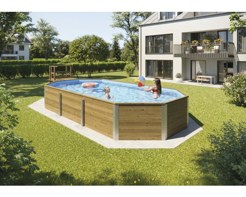 Dans le jardin, il y a une piscine en bois avec deux enfants qui jouent.