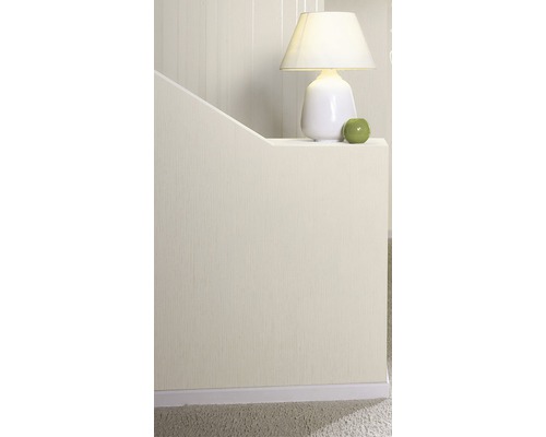 Innenraum mit weißer Lampe und gemusterter Tapete