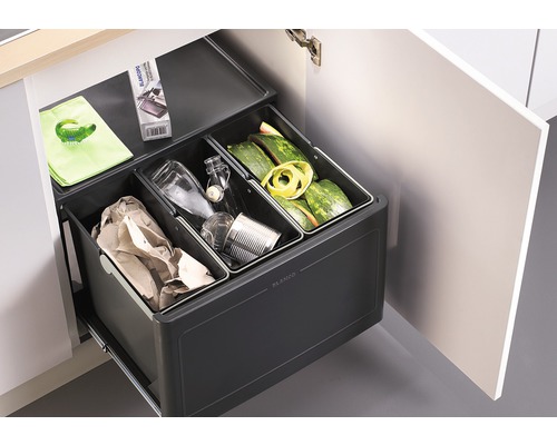 Système de tri des déchets avec trois bacs pour cuisine dans un meuble bas