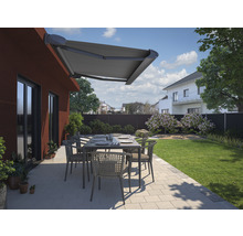 Szene einer Terrasse mit Markise, Gartentisch und Stühlen